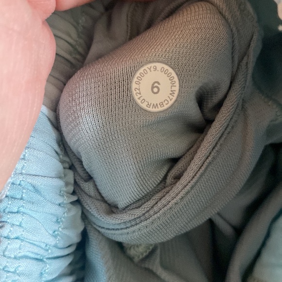 Lululemon Hotty Hot High Waist 2.5" inseam Shorts - Picture 4 of 4